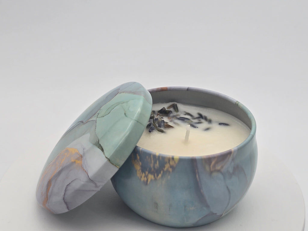 Marble-patterned candle with a lid on a white background